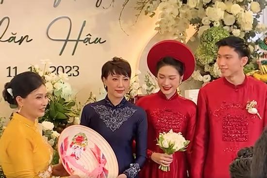 Thực hiện nghi thức truyền thông ở đám cưới, mẹ Văn Hậu và Hải My có sự nhầm lẫn bất ngờ nhưng cực đáng yêu