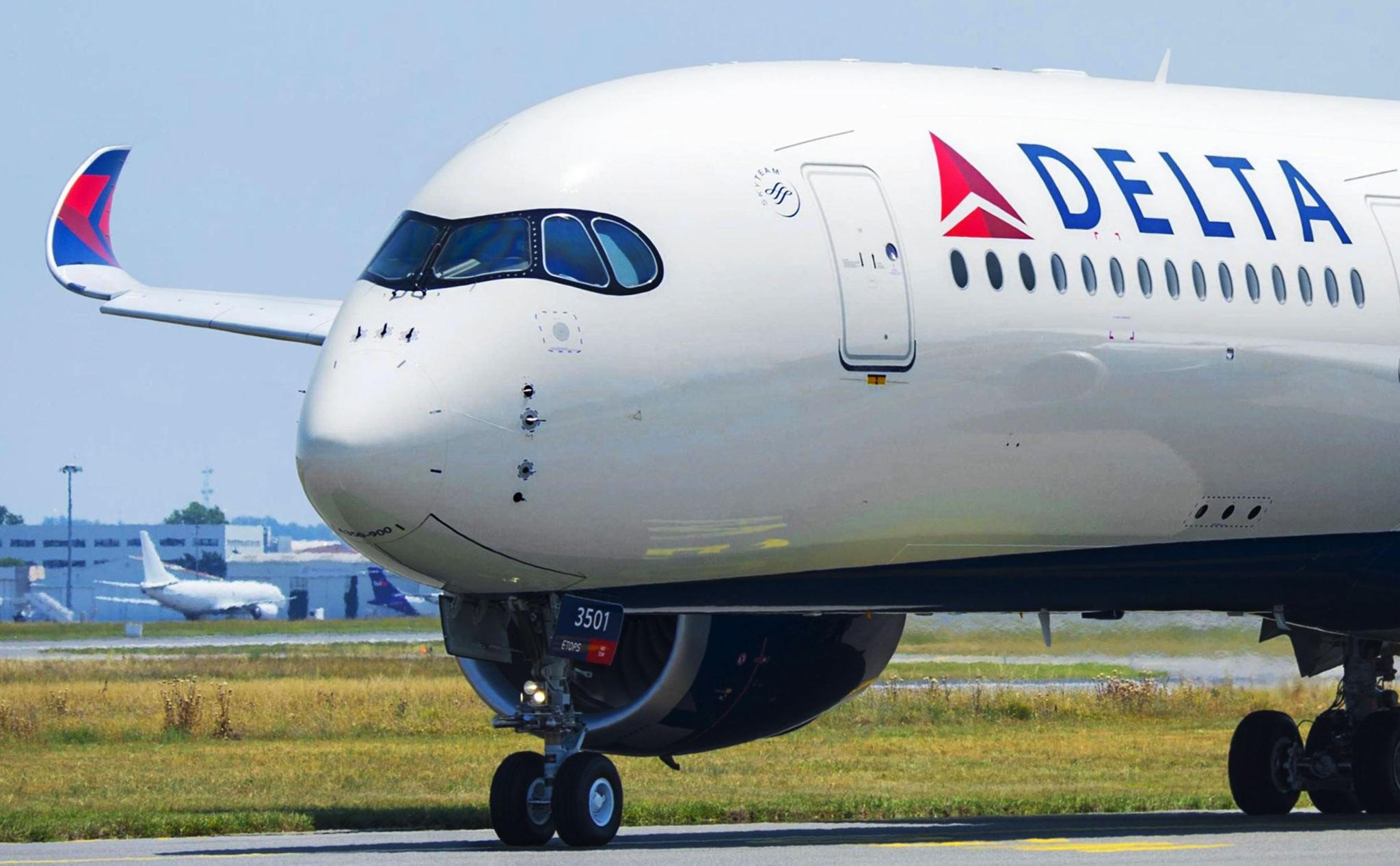 Định hạ cánh máy bay để cấp cứu hành khách, cơ trưởng bị cơ phó rút súng dọa bắn-1