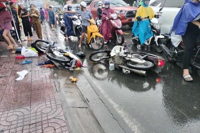 Tai nạn liên hoàn nghiêm trọng ở Thủ Đức, xe nằm la liệt-1