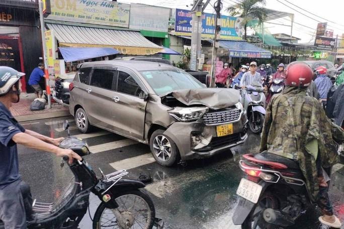 Tai nạn liên hoàn nghiêm trọng ở Thủ Đức, xe nằm la liệt-2