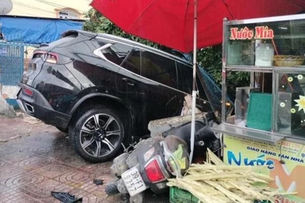 Vụ ô tô tông liên hoàn ở TPHCM: Gia đình bán cơm hoảng hồn thoát nạn-4