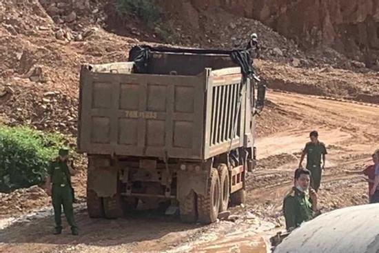 Xe tải lùi đụng xe máy, một thanh niên tử vong ở Phú Yên