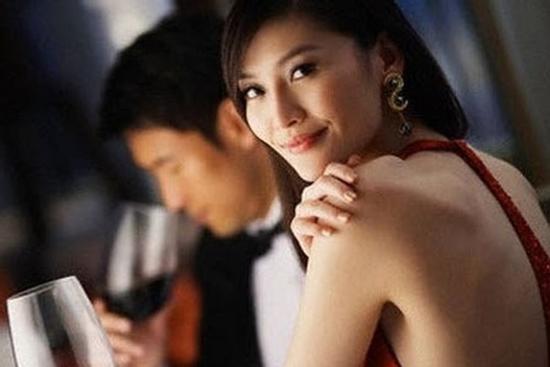 Bí mật chứa trong túi áo của chồng khiến vợ trẻ khóc nghẹn, cay đắng biết mình bị phản bội