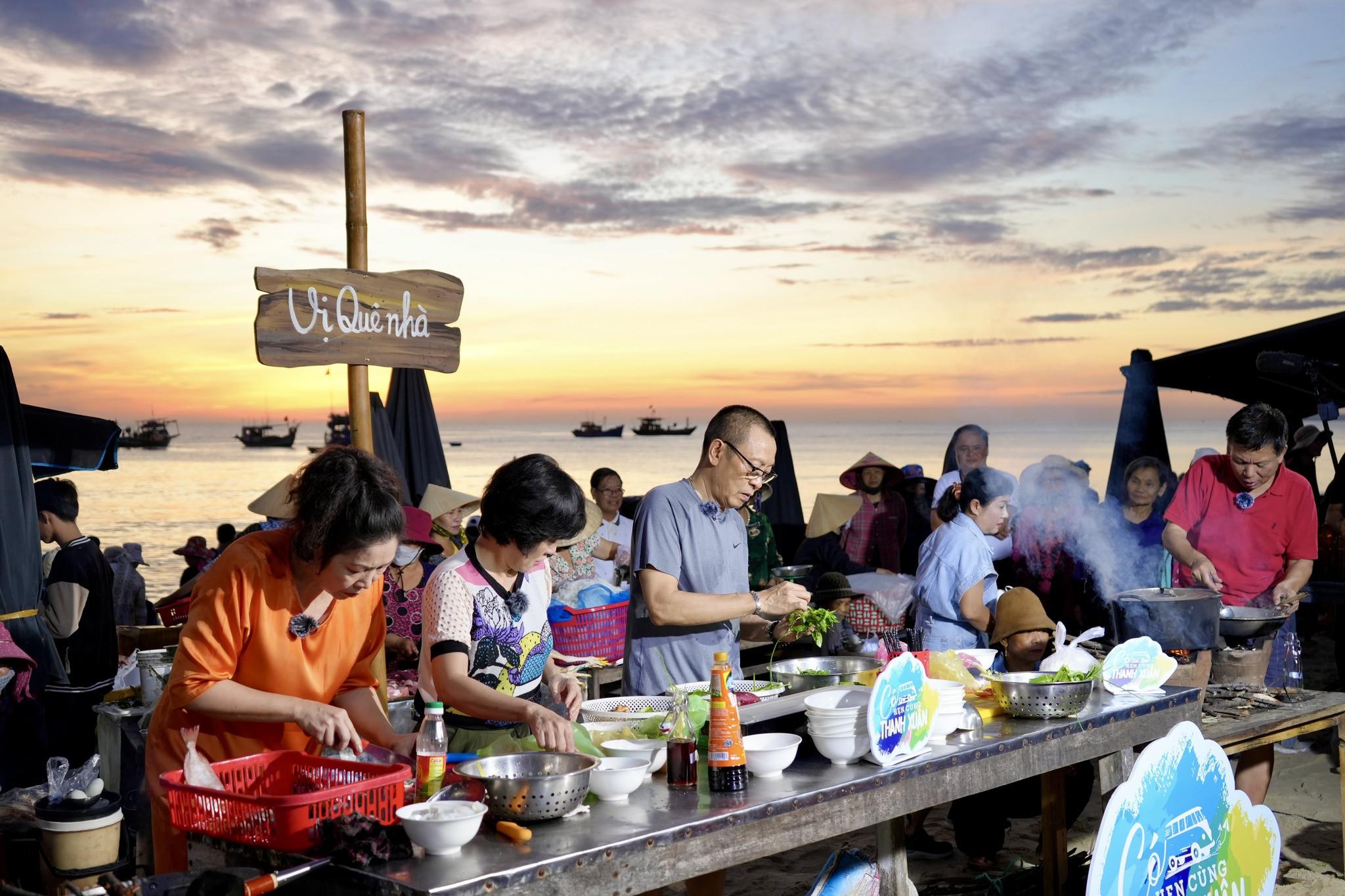 MC Lại Văn Sâm vụng về khi vào bếp-1