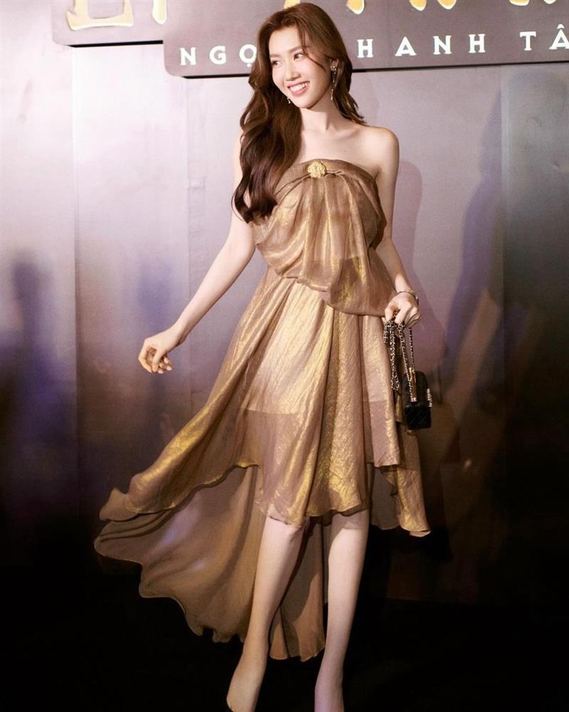 Thúy Ngân khoe dáng gợi cảm với gu thời trang sành điệu-1