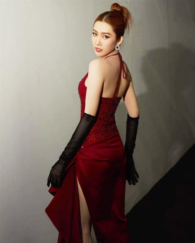 Thúy Ngân khoe dáng gợi cảm với gu thời trang sành điệu-2