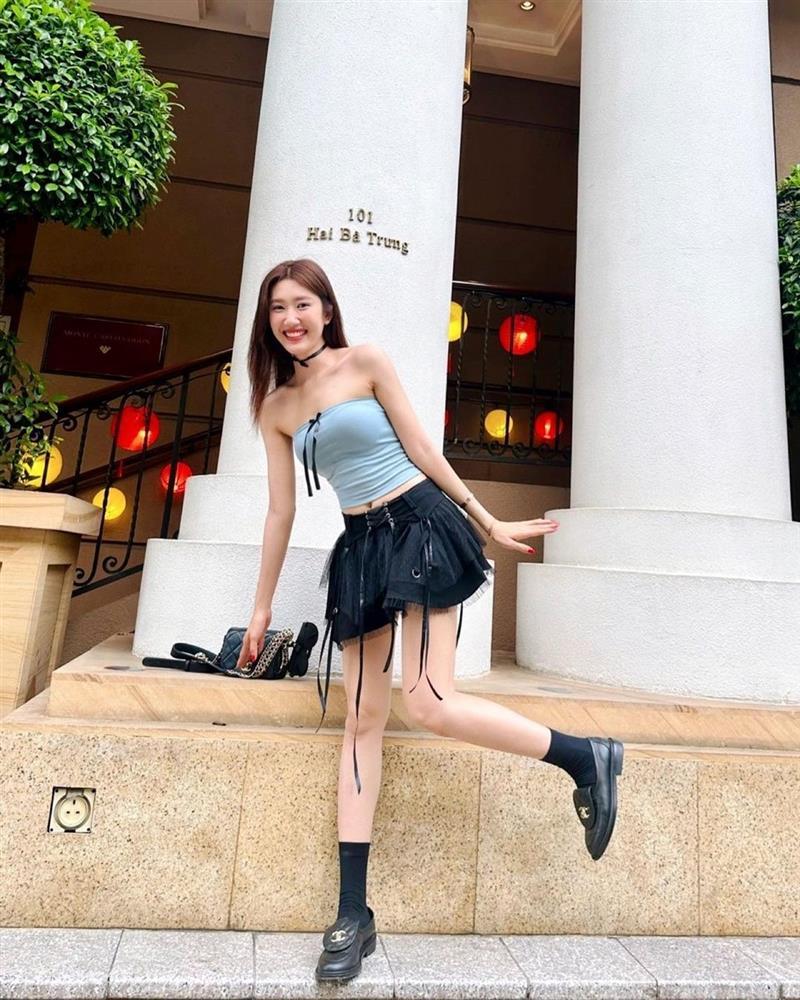 Thúy Ngân khoe dáng gợi cảm với gu thời trang sành điệu-7