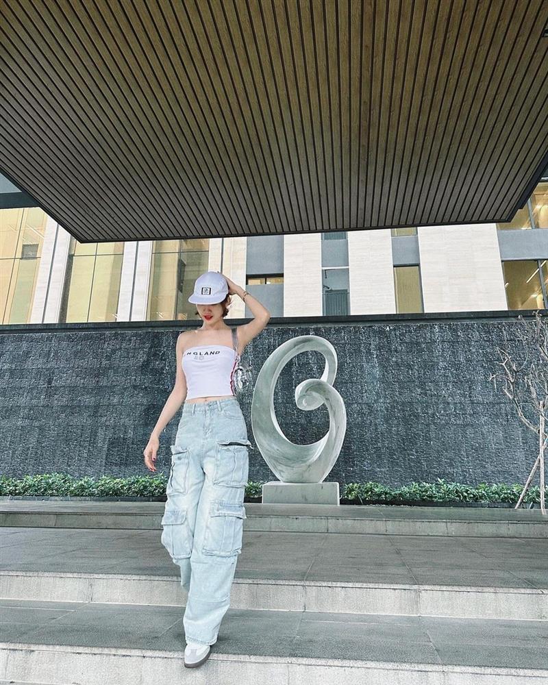 Thúy Ngân khoe dáng gợi cảm với gu thời trang sành điệu-8