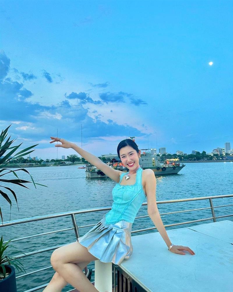 Thúy Ngân khoe dáng gợi cảm với gu thời trang sành điệu-9