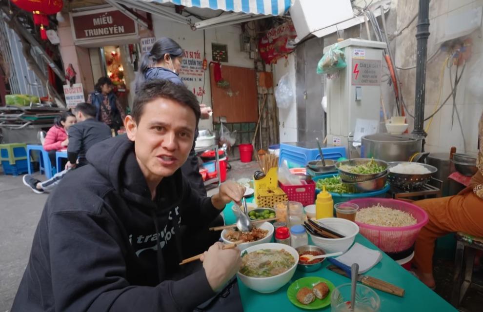 Khách Tây mê bún cá cuộn thịt lạ miệng ở Hà Nội, ăn một lúc 3 bát mới ‘bõ thèm’-1