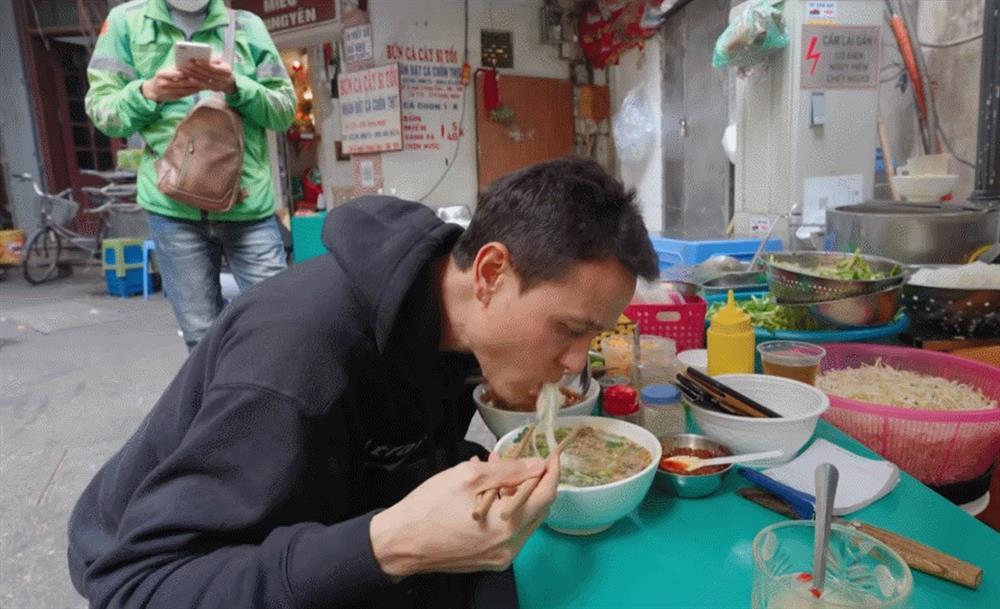 Khách Tây mê bún cá cuộn thịt lạ miệng ở Hà Nội, ăn một lúc 3 bát mới ‘bõ thèm’-3