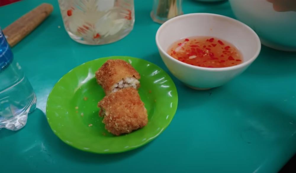 Khách Tây mê bún cá cuộn thịt lạ miệng ở Hà Nội, ăn một lúc 3 bát mới ‘bõ thèm’-4