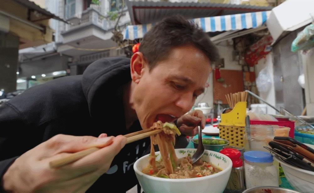 Khách Tây mê bún cá cuộn thịt lạ miệng ở Hà Nội, ăn một lúc 3 bát mới ‘bõ thèm’-5