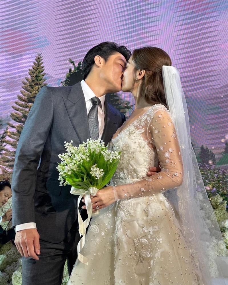 Cặp sao đẹp nhất Thái Lan hôn nồng cháy trong đám cưới cổ tích-15