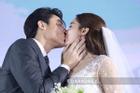 'Cặp sao đẹp nhất Thái Lan' hôn nồng cháy trong đám cưới cổ tích