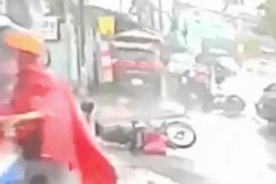 Ô tô tông liên hoàn làm cô gái tử vong ở TPHCM: Có nạn nhân biến dạng mặt