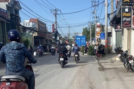Lại xảy ra tai nạn giao thông nghiêm trọng ở Thủ Đức, chồng ôm thi thể vợ khóc nghẹn