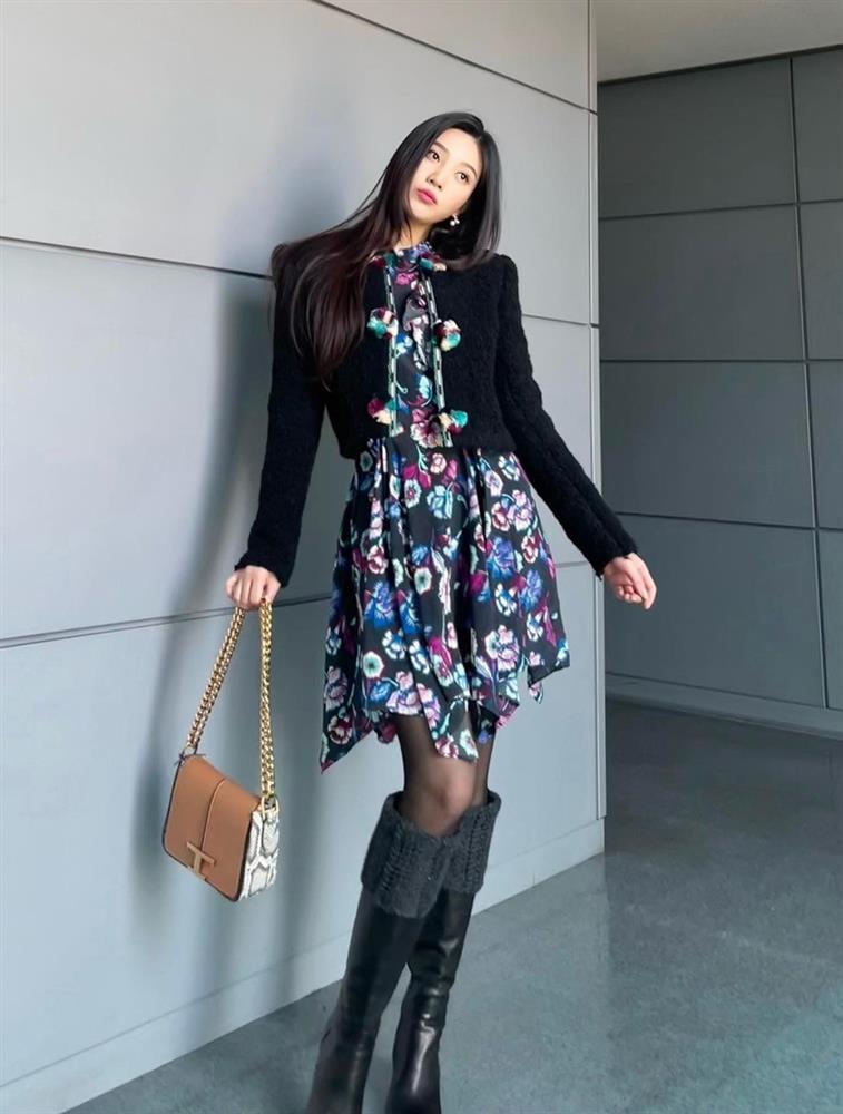 Học sao Hàn diện quần tất đen để chân thon thả, phong cách thêm sang trọng-8