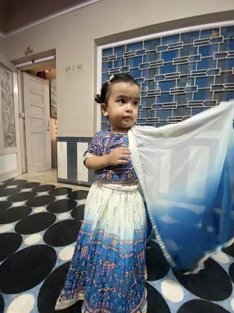 Ái nữ nhà Võ Hạ Trâm chuẩn gái Ấn khi diện trang phục truyền thống đón Tết Diwali-2