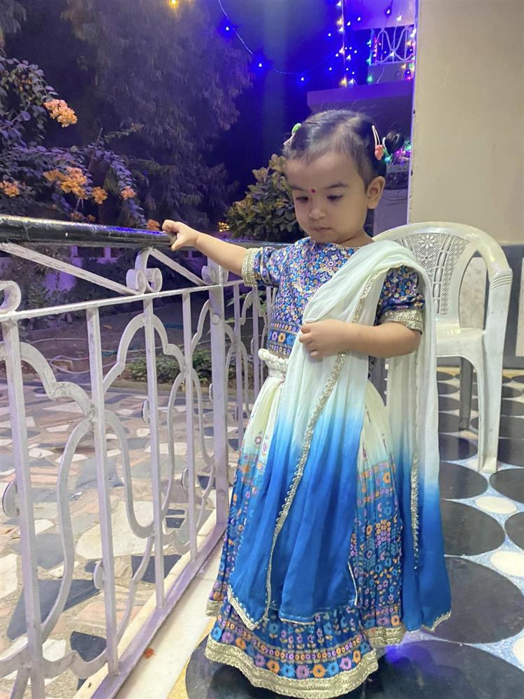 Ái nữ nhà Võ Hạ Trâm chuẩn gái Ấn khi diện trang phục truyền thống đón Tết Diwali-3