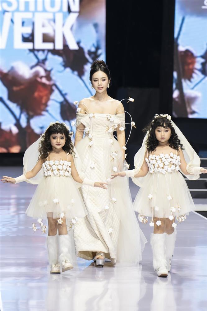 Tỷ lệ eo, hông điểm 10 của Quỳnh Kool trong clip hậu trường lần đầu tiên diễn catwalk-2