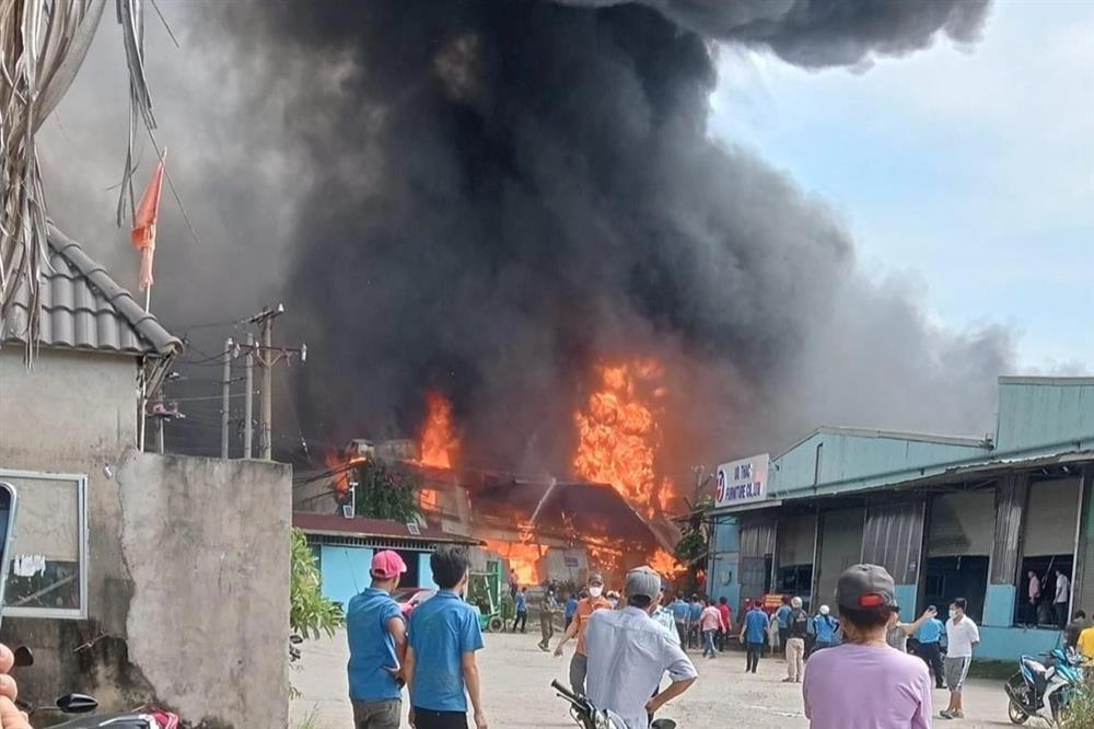 Công ty gỗ 2.000m2 bốc cháy, công nhân nháo nhào bỏ chạy-1