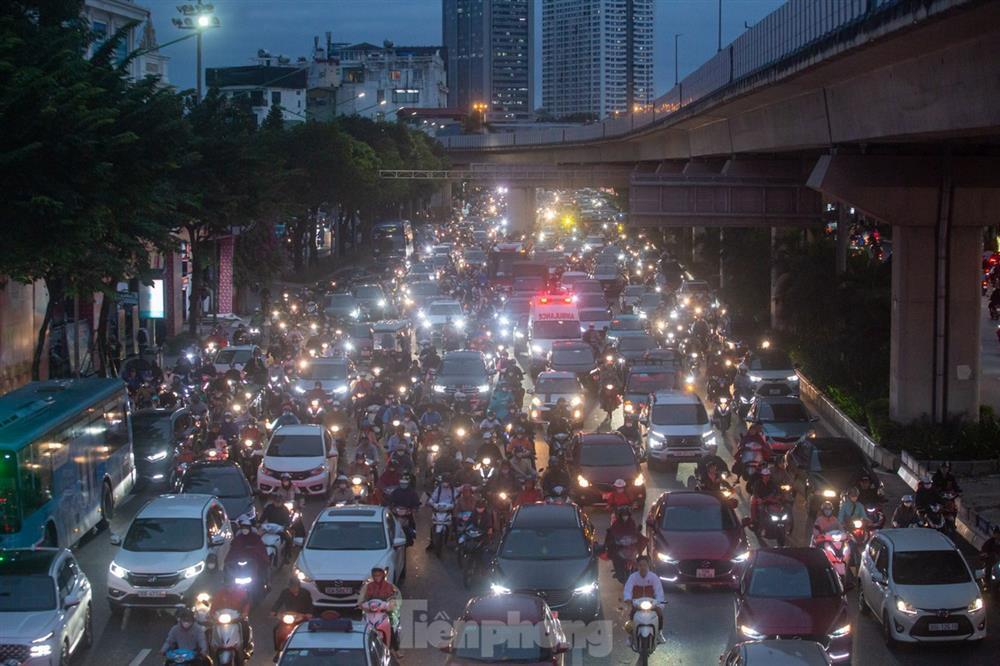 Đường phố tắc nghẽn, người dân Thủ đô mặc áo mưa tránh lạnh ngày đầu đông-1