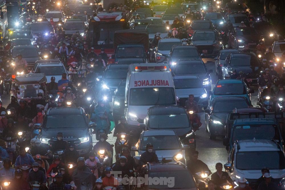 Đường phố tắc nghẽn, người dân Thủ đô mặc áo mưa tránh lạnh ngày đầu đông-2