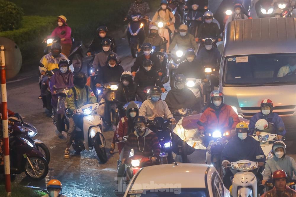 Đường phố tắc nghẽn, người dân Thủ đô mặc áo mưa tránh lạnh ngày đầu đông-12