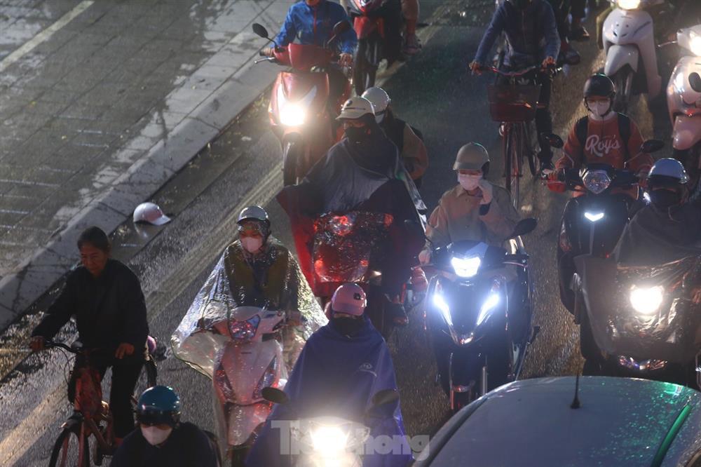 Đường phố tắc nghẽn, người dân Thủ đô mặc áo mưa tránh lạnh ngày đầu đông-11