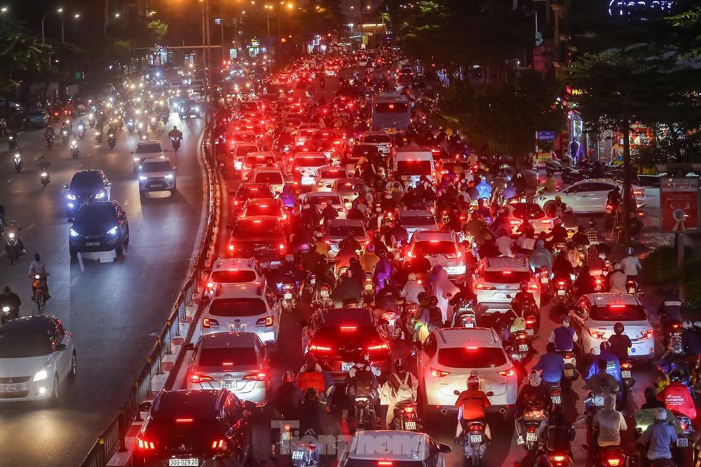 Đường phố tắc nghẽn, người dân Thủ đô mặc áo mưa tránh lạnh ngày đầu đông-13