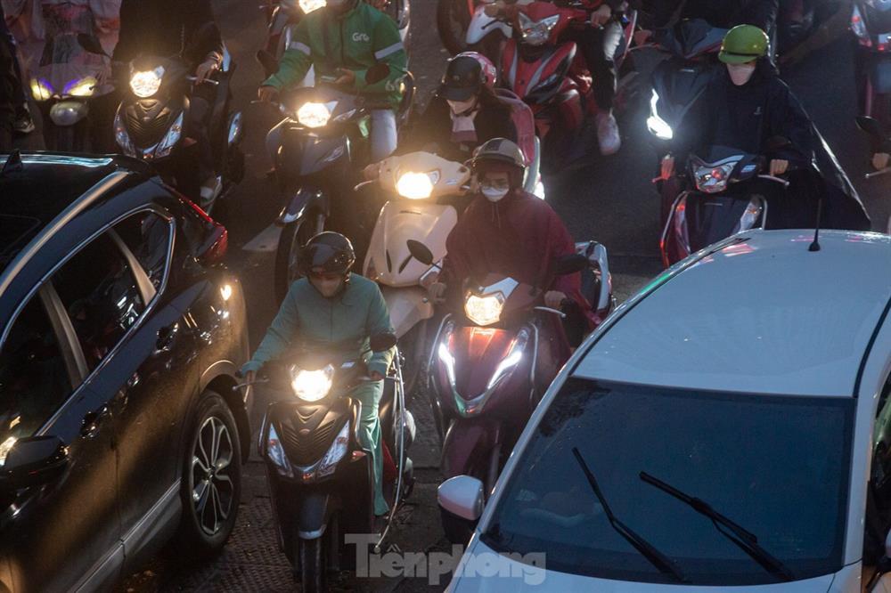 Đường phố tắc nghẽn, người dân Thủ đô mặc áo mưa tránh lạnh ngày đầu đông-3