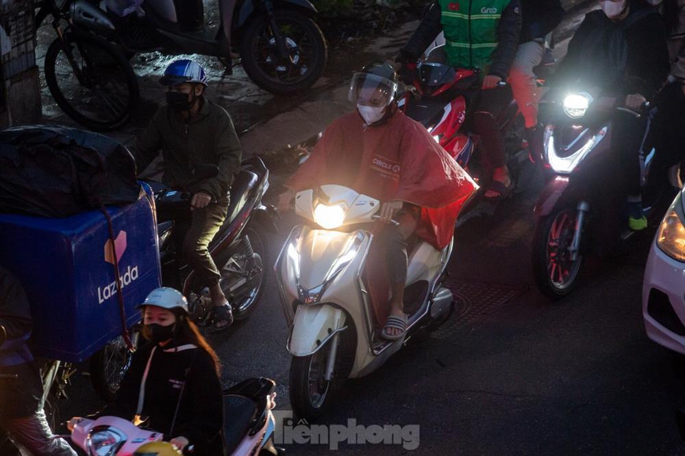 Đường phố tắc nghẽn, người dân Thủ đô mặc áo mưa tránh lạnh ngày đầu đông-4