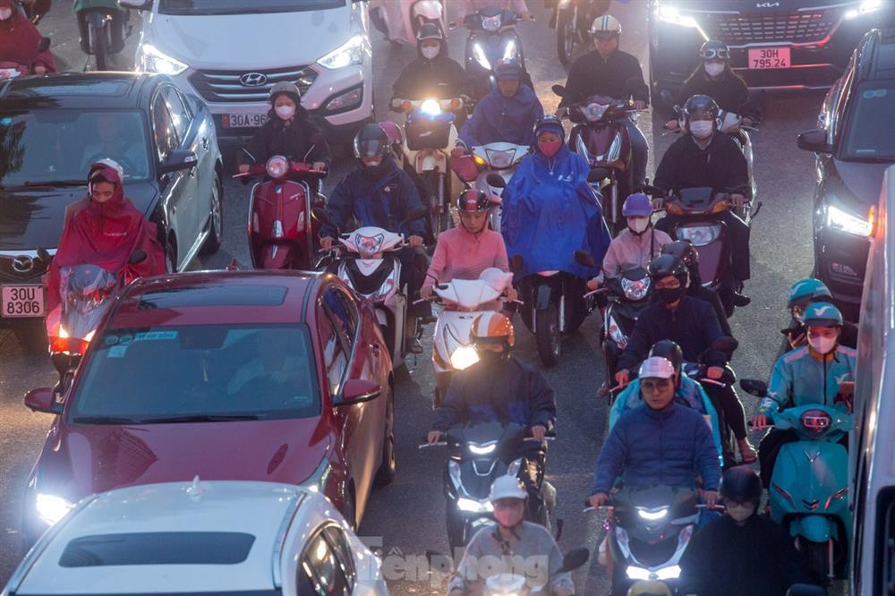 Đường phố tắc nghẽn, người dân Thủ đô mặc áo mưa tránh lạnh ngày đầu đông-5