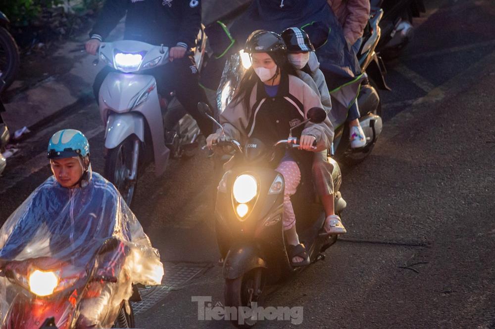 Đường phố tắc nghẽn, người dân Thủ đô mặc áo mưa tránh lạnh ngày đầu đông-6