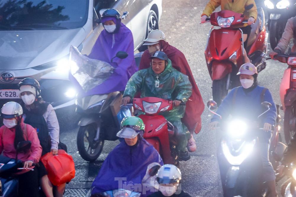 Đường phố tắc nghẽn, người dân Thủ đô mặc áo mưa tránh lạnh ngày đầu đông-7