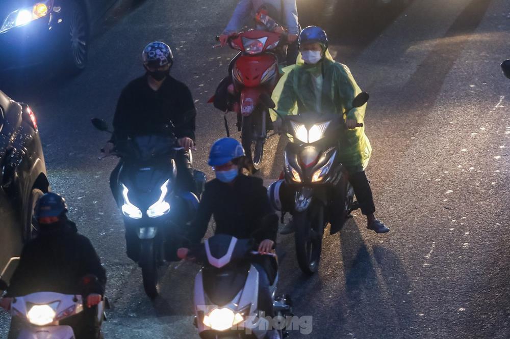 Đường phố tắc nghẽn, người dân Thủ đô mặc áo mưa tránh lạnh ngày đầu đông-8