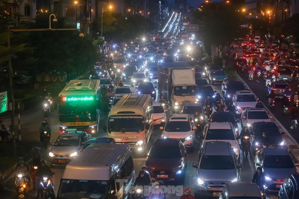 Đường phố tắc nghẽn, người dân Thủ đô mặc áo mưa tránh lạnh ngày đầu đông-9