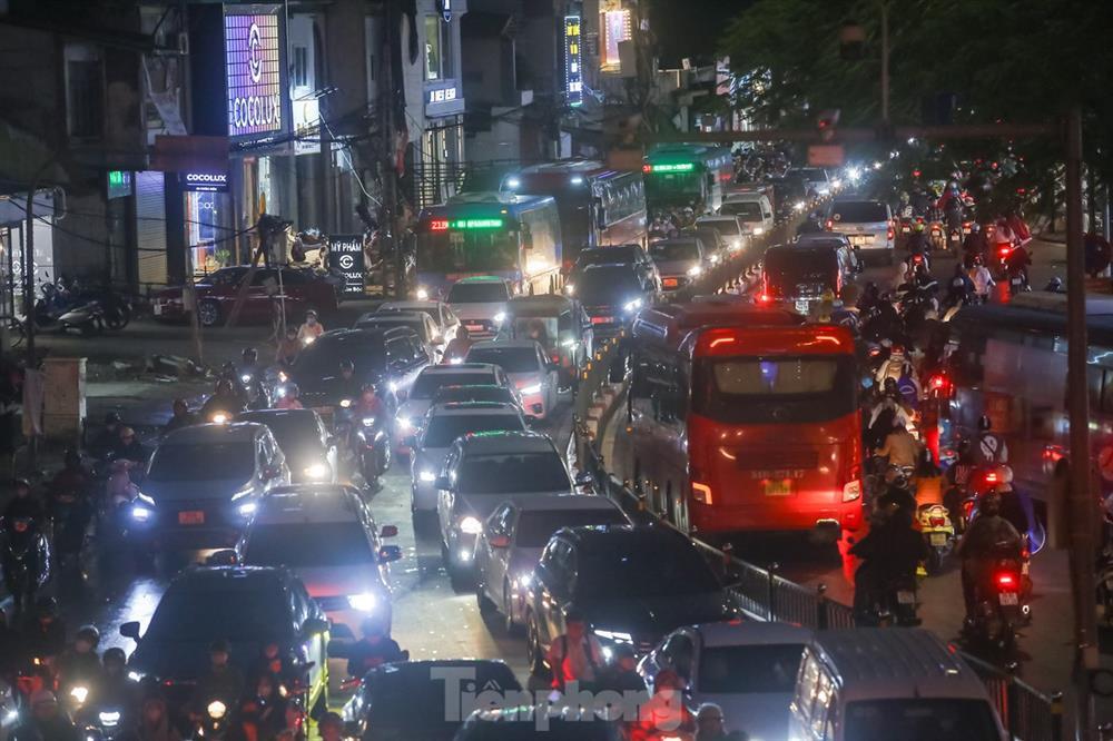 Đường phố tắc nghẽn, người dân Thủ đô mặc áo mưa tránh lạnh ngày đầu đông-15