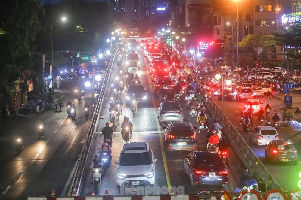 Đường phố tắc nghẽn, người dân Thủ đô mặc áo mưa tránh lạnh ngày đầu đông-16