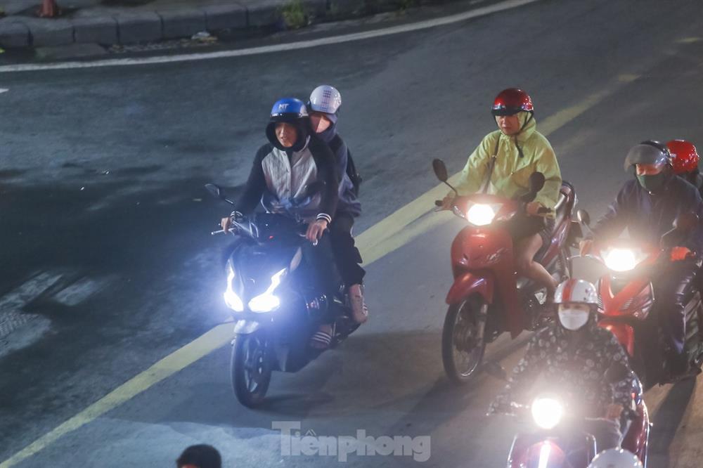 Đường phố tắc nghẽn, người dân Thủ đô mặc áo mưa tránh lạnh ngày đầu đông-17