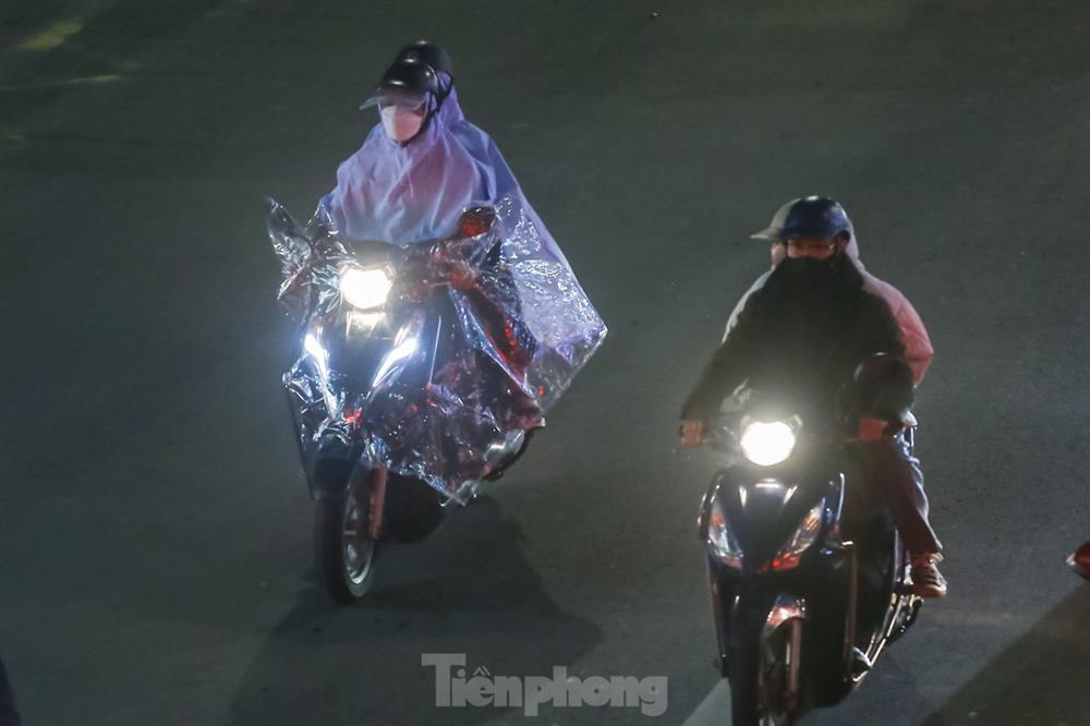 Đường phố tắc nghẽn, người dân Thủ đô mặc áo mưa tránh lạnh ngày đầu đông-18