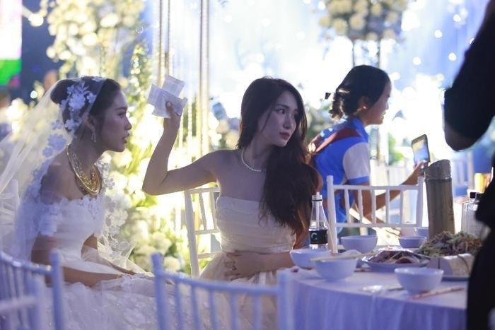 Tiệc cưới của Đoàn Văn Hậu gặp sự cố: Chú rể bị vây kín xin chữ ký-4