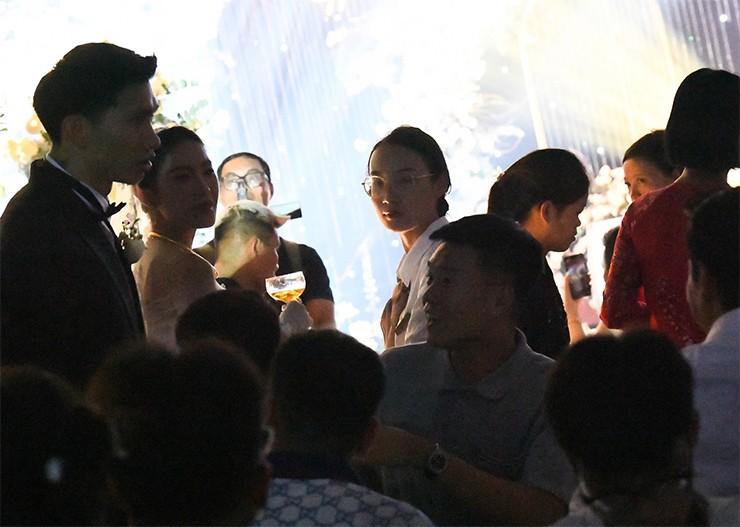 Tiệc cưới của Đoàn Văn Hậu gặp sự cố: Chú rể bị vây kín xin chữ ký-2