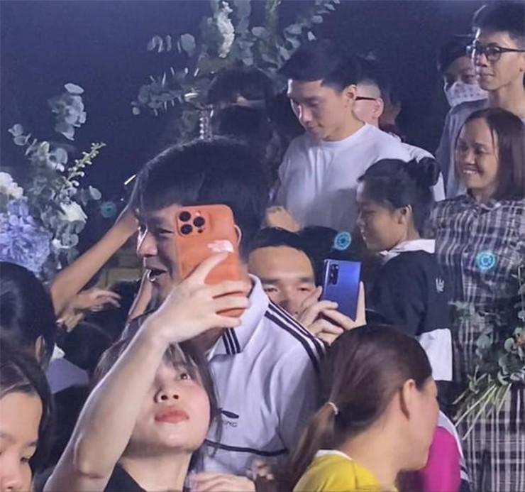 Tiệc cưới của Đoàn Văn Hậu gặp sự cố: Chú rể bị vây kín xin chữ ký-5