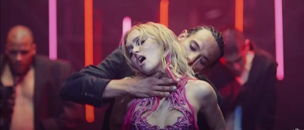 Những bộ phim phải trả giá đắt vì dùng cảnh nóng rẻ tiền câu khách-2