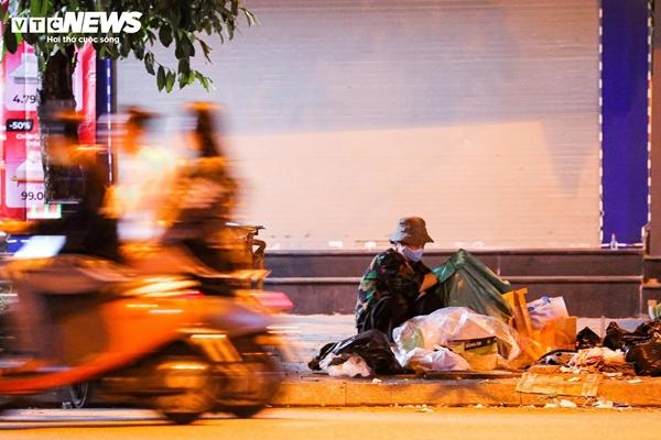 Người lao động nghèo vật lộn mưu sinh trong đêm giá rét đầu Đông-1