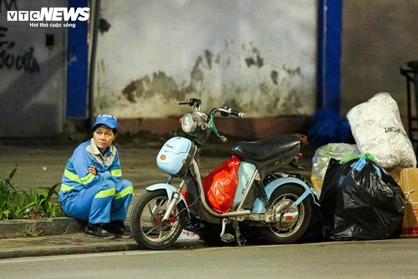 Người lao động nghèo vật lộn mưu sinh trong đêm giá rét đầu Đông-5