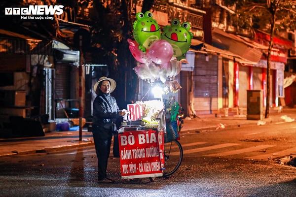 Người lao động nghèo vật lộn mưu sinh trong đêm giá rét đầu Đông-7