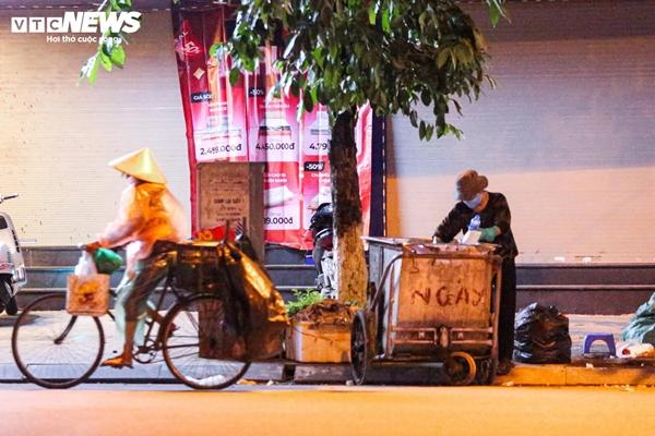 Người lao động nghèo vật lộn mưu sinh trong đêm giá rét đầu Đông-9